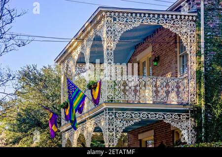 Una storica casa anteguerra del 1859, con pizzo italiano in ferro battuto, è decorata per il Mardi Gras, 19 febbraio 2021, a Mobile, Alabama. Foto Stock