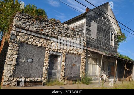 Gli edifici vuoti e intemperie nel villaggio di Avilla, Missouri, Route 66, includono un ex negozio di alimentari in pietra e l'Odd Fellows Lodge a due piani. Foto Stock