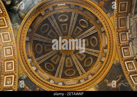 Basilica di San Pietro, vista della cupola dall'interno, Città del Vaticano, Roma Foto Stock