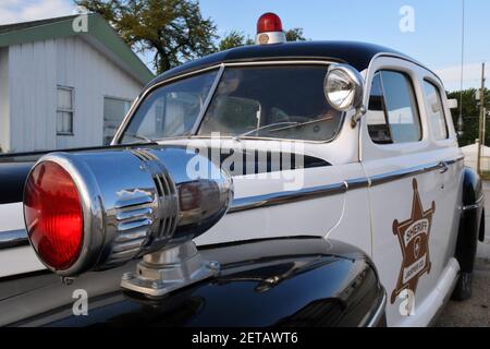 Una classica macchina da polizia con parafango e luci rosse montate sul tetto è in mostra nella città di Cartagine, Missouri, sulla Route 66. Foto Stock