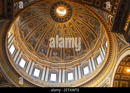 Basilica di San Pietro, vista della cupola dall'interno, Città del Vaticano, Roma Foto Stock