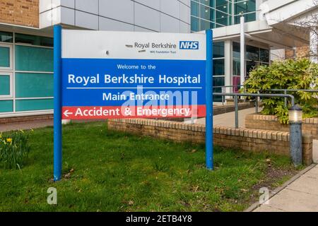 Un cartello all'esterno dell'ingresso principale del Royal Berkshire Hospital di Reading, Regno Unito, accoglie i visitatori e fornisce indicazioni per incidenti e emergenze. Foto Stock