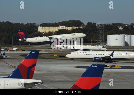 Delta Airlines decollo e altro traffico aeroportuale all'aeroporto internazionale Hartsfield-Jackson di Atlanta, l'aeroporto più trafficato d'America. Foto Stock