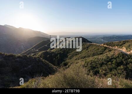 Vista all'alba della strada dei vigili del fuoco del Mt Lukens Truck Trail e del Mt Wilson nelle montagne di San Gabriel, vicino a Pasadena e Los Angeles, California. Foto Stock