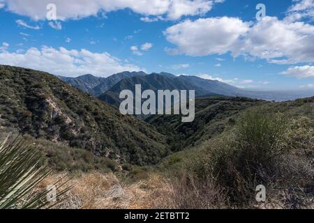 Vista verso il monte Wilson dalla strada dei vigili del fuoco Mt Lukens Truck Trail nelle montagne di San Gabriel vicino a Los Angeles e la Canada California. Foto Stock