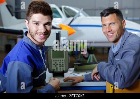Due meccanici a lavorare su un velivolo di piccole dimensioni Foto Stock