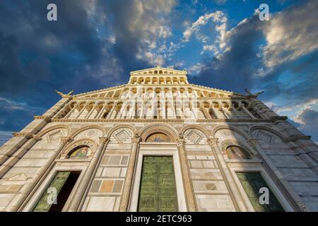 La Cattedrale di Pisa è una cattedrale medievale cattolica dedicata all'Assunzione della Vergine Maria, in Piazza dei Miracoli a Pisa, Italia. Foto Stock