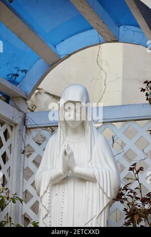 Statua di nostra Signora di preghiera e Vecchio Villaggio tradizionale, Vecchio edificio Foto Stock