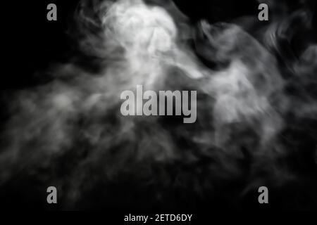 Bagliore di fumo bianco nel buio, fumo tossico forma forme libere, bella astrazione astratta su sfondo nero, utilizzato per lo sfondo. Foto Stock