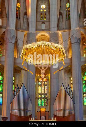 Crocifisso sospeso e organo del coro nella Sagrada Familia - Barcellona, Catalogna, Spagna Foto Stock