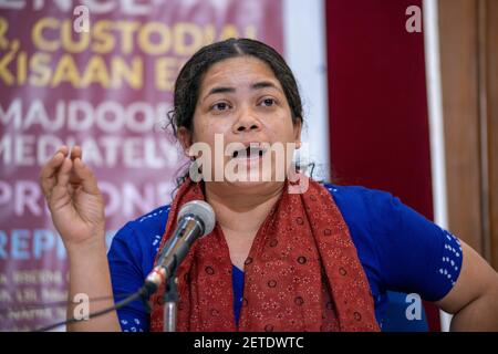 Nuova Delhi, India. 01 Marzo 2021. Sucheta De of All India Central Council of Trade Unions (AICCTU) parla a sostegno dell'attivista del lavoro Nodeep Kaur Dalit durante una conferenza stampa al Press Club dell'India. Credit: SOPA Images Limited/Alamy Live News Foto Stock