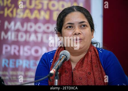 Nuova Delhi, India. 01 Marzo 2021. Sucheta De of All India Central Council of Trade Unions (AICCTU) parla a sostegno dell'attivista del lavoro Nodeep Kaur Dalit durante una conferenza stampa al Press Club dell'India. Credit: SOPA Images Limited/Alamy Live News Foto Stock