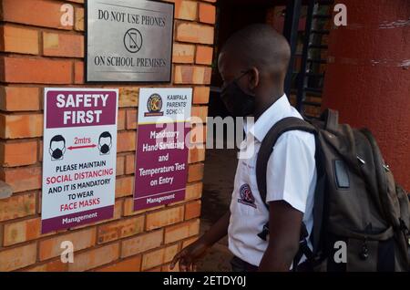 Pechino, Uganda. 1 marzo 2021. Un allievo legge un poster con la guida COVID-19 presso una scuola di Kampala, Uganda, 1 marzo 2021. Gli studenti ugandesi delle classi semi-candidate di 6 primarie, 3 senior e 5 hanno ripreso gli studi lunedì. Credit: Nicholas Kajoba/Xinhua/Alamy Live News Foto Stock