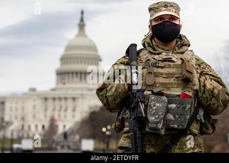 Washington, Stati Uniti. 01 Marzo 2021. PFC dell'esercito degli Stati Uniti. Teri Oglesby, con la Guardia Nazionale dell'Indiana, si trova vicino al Campidoglio degli Stati Uniti 1 marzo 2021 a Washington, DC la Guardia Nazionale continuerà a sostenere le forze dell'ordine federali con sicurezza intorno al Campidoglio fino alla fine di marzo. Credit: Planetpix/Alamy Live News Foto Stock