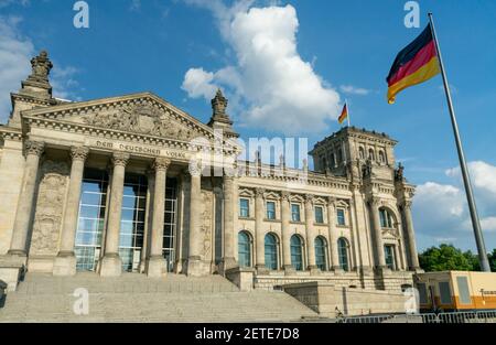 BERLINO, GERMANIA - 27 maggio 2020: BERLINO, GERMANIA 27 maggio 2020. Il Reichstag di Berlino (in tedesco: Reichstagsgebaude o Bundestag) Foto Stock