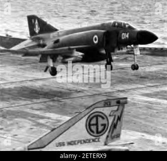 Phantom FG1 892 NAS atterrando su USS Independence (CVA-62) 1972. Foto Stock