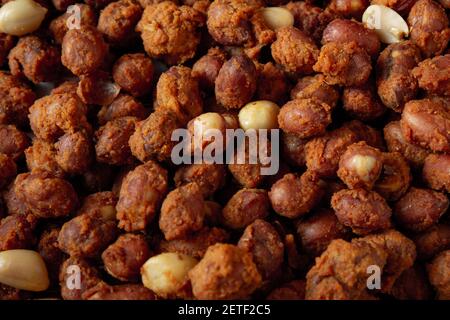 Vista delle arachidi di masala secche. Arachidi speziate con un cappotto di spezie e fritte Foto Stock