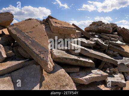 Grandi pezzi di demolizione di edifici macerie. Foto Stock