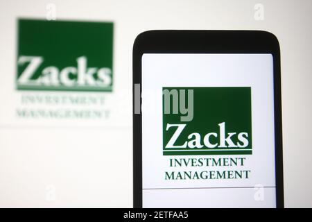 Ucraina. 2 marzo 2021. In questa illustrazione fotografica, sullo schermo di uno smartphone e di un pc viene visualizzato il logo della gestione degli investimenti di Zacks. Credit: Pavlo Gonchar/SOPA Images/ZUMA Wire/Alamy Live News Foto Stock