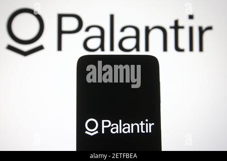 Ucraina. 2 marzo 2021. In questa illustrazione fotografica il logo Palantir Technologies di una società di software statunitense viene visualizzato sullo schermo di uno smartphone e di un pc. Credit: Pavlo Gonchar/SOPA Images/ZUMA Wire/Alamy Live News Foto Stock