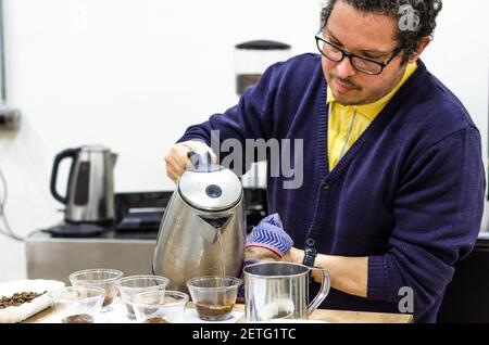 Barista professionista che verifica il gusto di un nuovo caffè Foto Stock