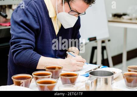 Degustatore di caffè professionale per testare nuovi odori e sapori Foto Stock