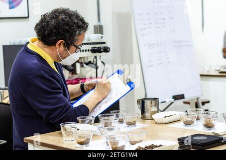 Degustatore di caffè professionale per testare nuovi odori e sapori Foto Stock