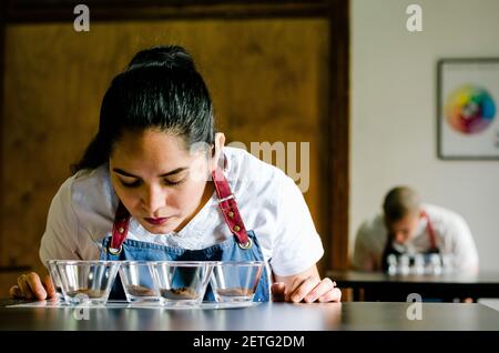 Barista professionista che verifica l'odore di un nuovo caffè Foto Stock