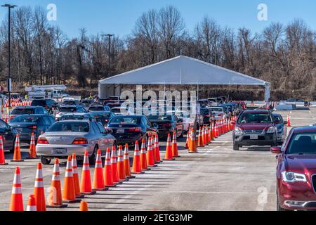 Coni arancioni che separano le corsie in un sito di vaccinazione di Covid 19 nel Maryland USA Foto Stock