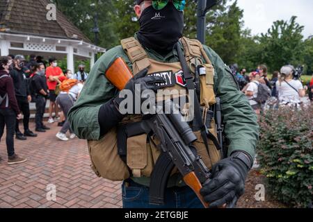 Stone Mountain, Georgia, Stati Uniti. 15 agosto 2020. I manifestanti armati protestano contro i membri delle milizie in occasione di un raduno di "Deflend Stone Mountain". Sabato sono stati arenati numerosi gruppi di milizie di destra e contro manifestanti per convergere a Stone Mountain, Georgia. Foto Stock