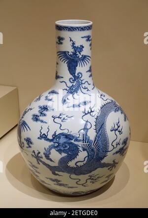 Vaso Phoenix e Dragon, Jingdezhen ware, provincia di Jiangxi, Cina, dinastia Qing, 1800 d.C., porcellana con blu di fondo Foto Stock