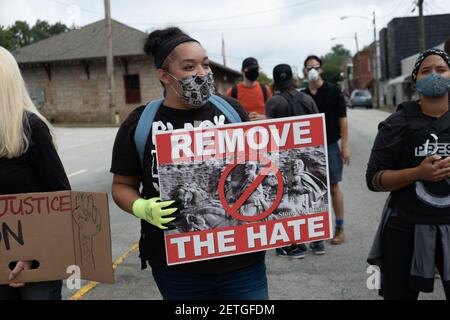 Stone Mountain, Georgia, Stati Uniti. 15 agosto 2020. I manifestanti tengono i segnali per un raduno di 'Deflend Stone Mountain'. Sabato sono stati arenati numerosi gruppi di milizie di destra e contro manifestanti per convergere a Stone Mountain, Georgia. Foto Stock
