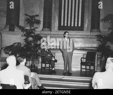 Foto di Jess Larson, in piedi, Wayne C. Grover, seduto, all'anteprima ufficiale della mostra Freedom Train (19078958792). Foto Stock