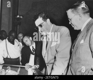 Fotografia di Jess Larson e del Dr. Wayne C. Grover all'anteprima ufficiale della Freedom Train Exhibit (19087853551). Foto Stock