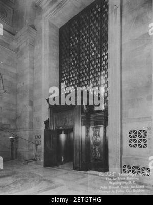 Fotografia dell'interno della Constitution Avenue ingresso al National Archives Building, Washington, D.C. Foto Stock