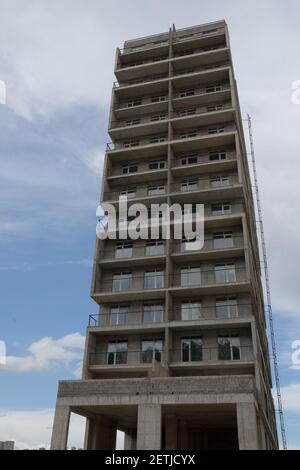 Alto edificio residenziale di nuova costruzione, incompiuto, a Tbilisi, Georgia, in cemento armato grigio-marrone Foto Stock