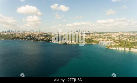 İstanbul Bosphorus foto aerea scattata in un giorno soleggiato e nuvoloso Foto Stock