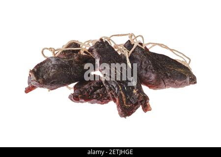 Vista dall'alto di cervi essiccati a scatti o carne di cervo di cervo isolata su sfondo bianco Foto Stock