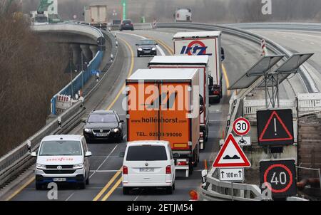 Tribsees, Germania. 01 Marzo 2021. Nel cantiere dell'autostrada del Mar Baltico, un cartello indica la velocità massima di 40 km invece di 60 km all'ora. Poiché una lamiera si è allentata sul ponte temporaneo, la velocità è stata ridotta a 10 chilometri all'ora immediatamente nel punto danneggiato. L'autostrada baltica costruita su una palude era crollata nell'autunno 2017, nell'autunno 2021, la prima metà del ponte della nuova costruzione dovrebbe essere pronta. Credit: Bernd Wüstneck/dpa-Zentralbild/dpa/Alamy Live News Foto Stock