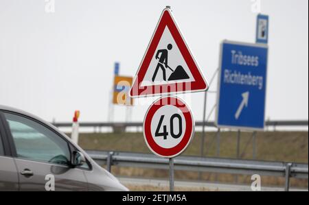 Tribsees, Germania. 01 Marzo 2021. Nel cantiere dell'autostrada del Mar Baltico, un cartello indica la velocità massima di 40 km invece di 60 km all'ora. Poiché una lamiera si è allentata sul ponte temporaneo, la velocità è stata ridotta a 10 chilometri all'ora immediatamente nel punto danneggiato. L'autostrada baltica costruita su una palude era crollata nell'autunno 2017, nell'autunno 2021, la prima metà del ponte della nuova costruzione dovrebbe essere pronta. Credit: Bernd Wüstneck/dpa-Zentralbild/dpa/Alamy Live News Foto Stock