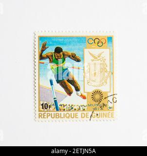 01.03.2021 Istanbul Turchia. Guinea Repubblica Postale Stamp. Circa 1972. monaco giochi olimpici pole vault Foto Stock