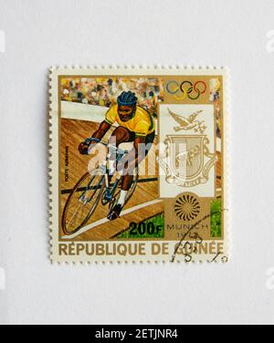 01.03.2021 Istanbul Turchia. Repubblica Guinea francobollo. Circa 1972. giochi olimpici di monaco. Bicicletta Foto Stock