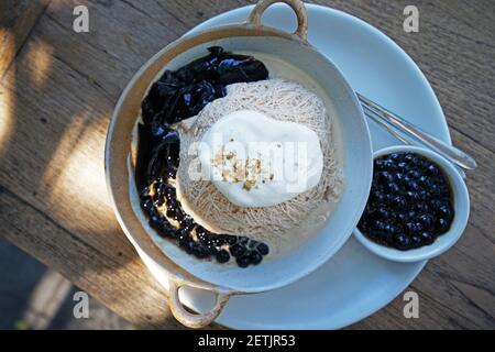 Primo piano Bubble Boba Tea Bingsu (Bingsoo), dessert coreano con ghiaccio rasato Foto Stock