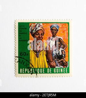 01.03.2021 Istanbul Turchia. Repubblica di Guinea francobollo. Circa 1972. La lotta per il morbillo e il controllo del vaiolo Foto Stock