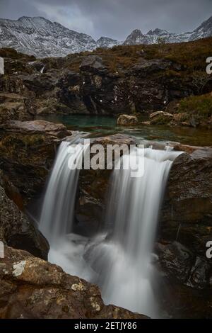 doppia cascata panoramica con acqua turchese tra idilliaco paesaggio di Montagne con neve- piscine fairy - Skye Island - Scozia - Regno Unito Foto Stock