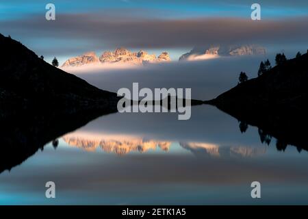 Le cime dolomitiche del Brenta si riflettono nel Lago di ritorno al tramonto, Madonna di Campiglio, provincia di Trento, Trentino-Alto Adige, Italia Foto Stock