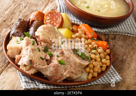 Tradizionale spagnolo Comfort Food a casa Cocido Madrileno primo piano su un piatto sul tavolo. Orizzontale Foto Stock