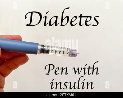 Siringa-penna per insulina in mano su sfondo bianco isolato. Insulina per diabetici Foto Stock