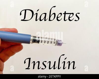 Siringa-penna per insulina in mano su sfondo bianco isolato. Insulina per diabetici Foto Stock