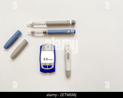Insulina corta, lunga, glucometro, strisce reattive e penna per piercing su sfondo bianco isolato. Set per diabetici con mock-up Foto Stock